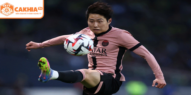 Kang-in Lee thể hiện kỹ thuật đi bóng trên sân tập